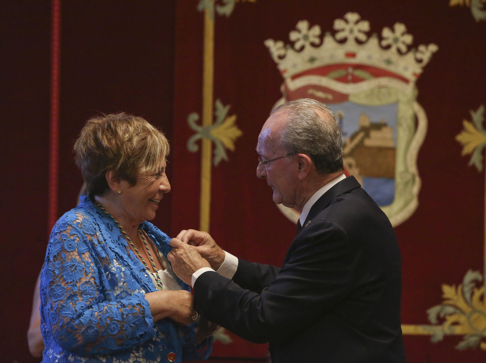 Villalobos recibe la medalla de la Ciudad.