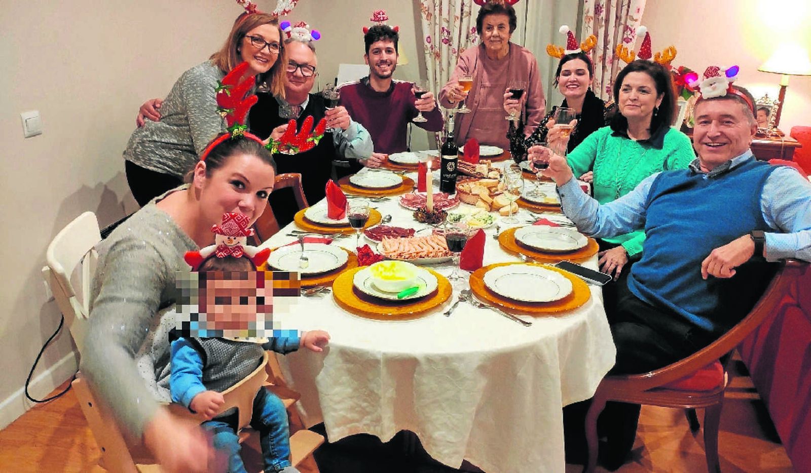 Una familia se dispone a vivir la cena de Nochebuena.