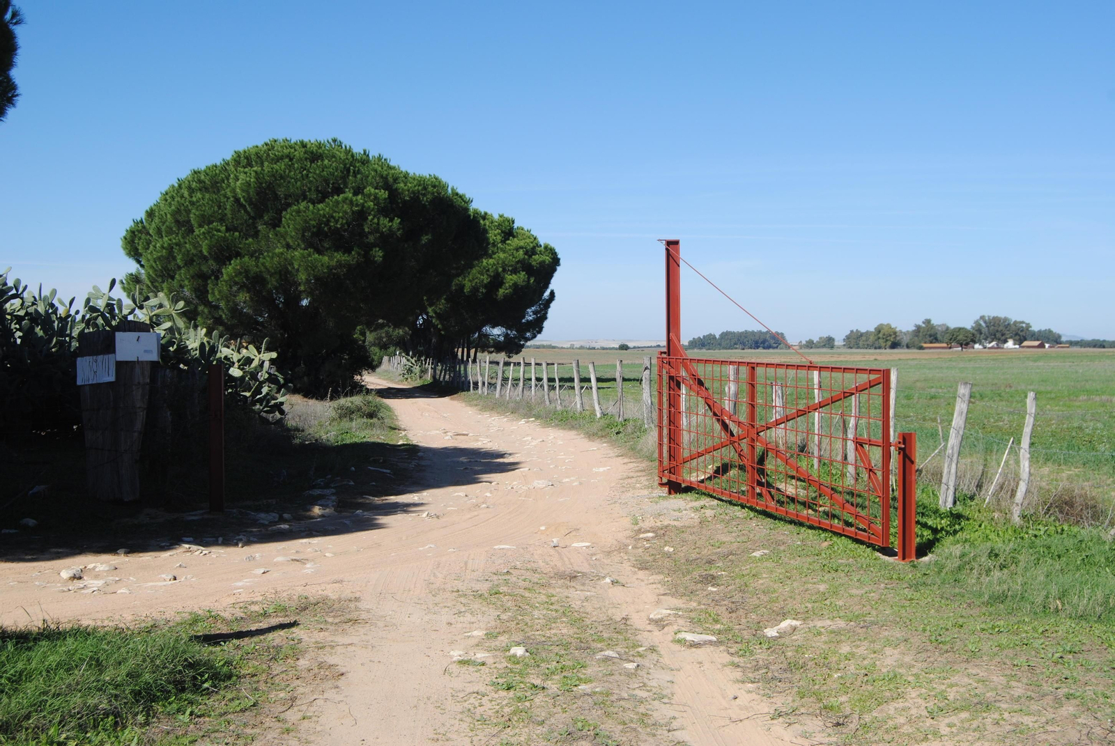 Cancela instalada en uno de los caminos que los vecinos consideran públicos.