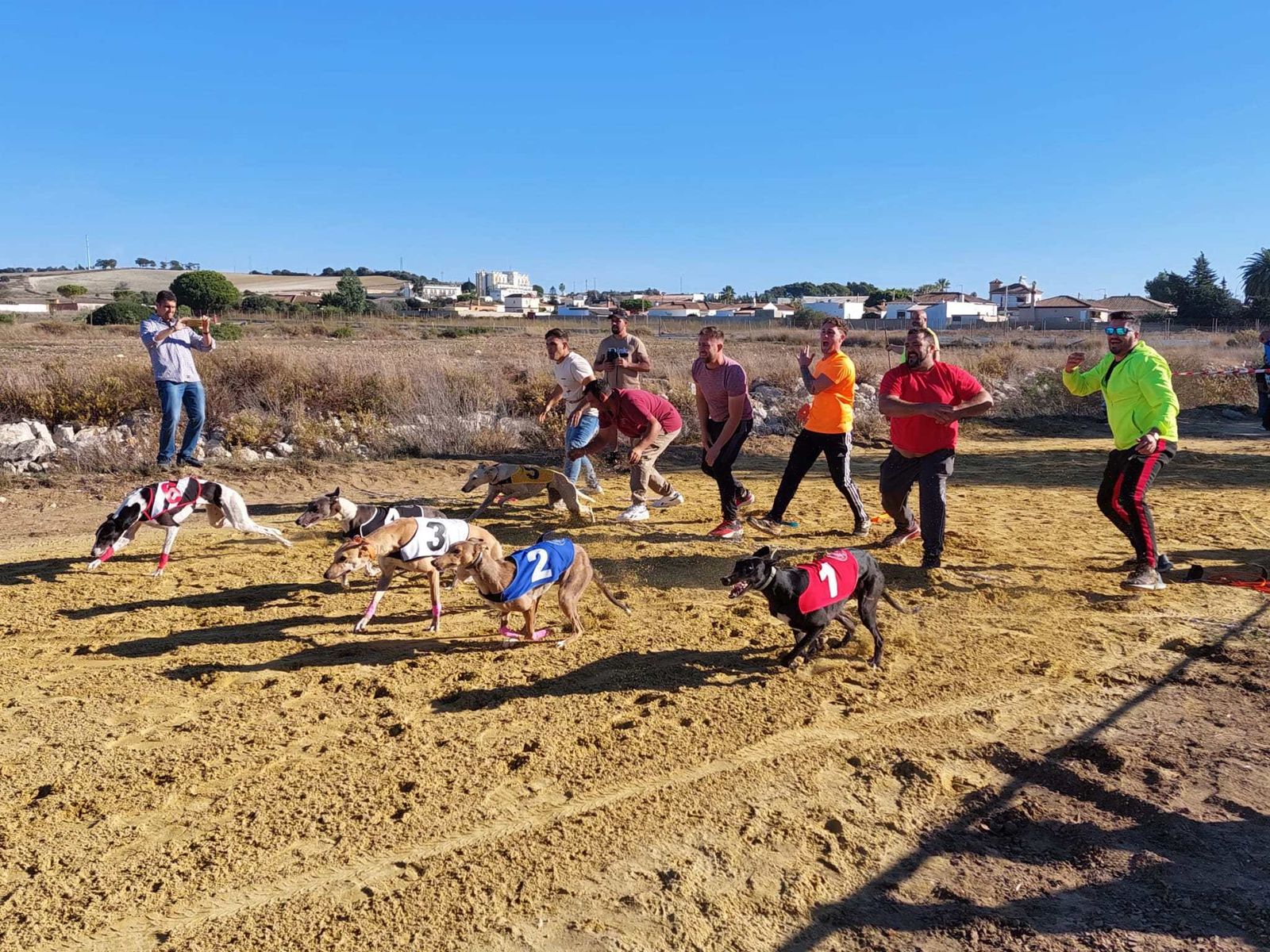 La carrera de galgos con la que se estrenó el nuevo canódromo municipal.