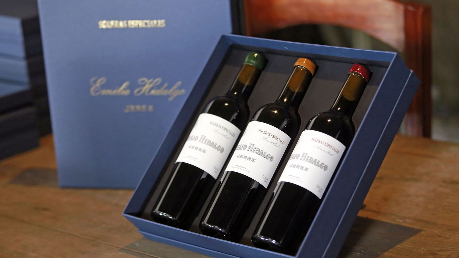 Estuche con las tres botellas, que se rematan con lacrado natural y corcho embutido.