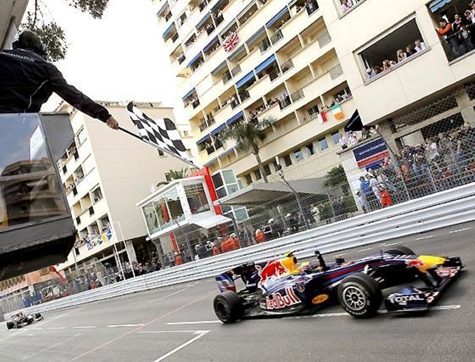 El australiano Mark Webber (Red Bull) cruza la línea de meta del Gran Premio de Mónaco.

Foto: EFE