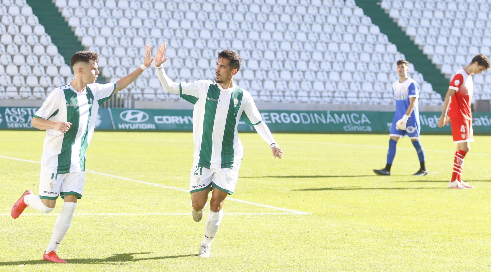 Luismi e Iván Navarro celebran el primero de los tres goles del Córdoba B a La Palma.