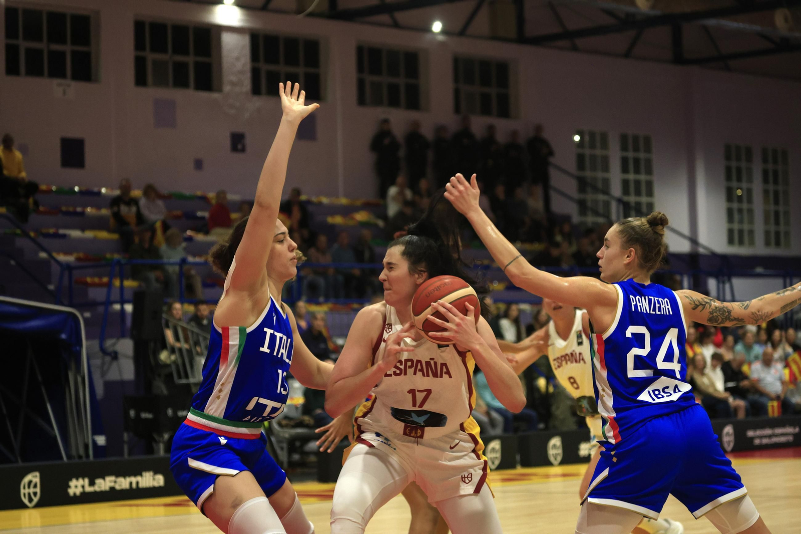 Fotos del partido y ambiente en el España-Italia del Torneo Internacional de Baloncesto Femenino en La Línea