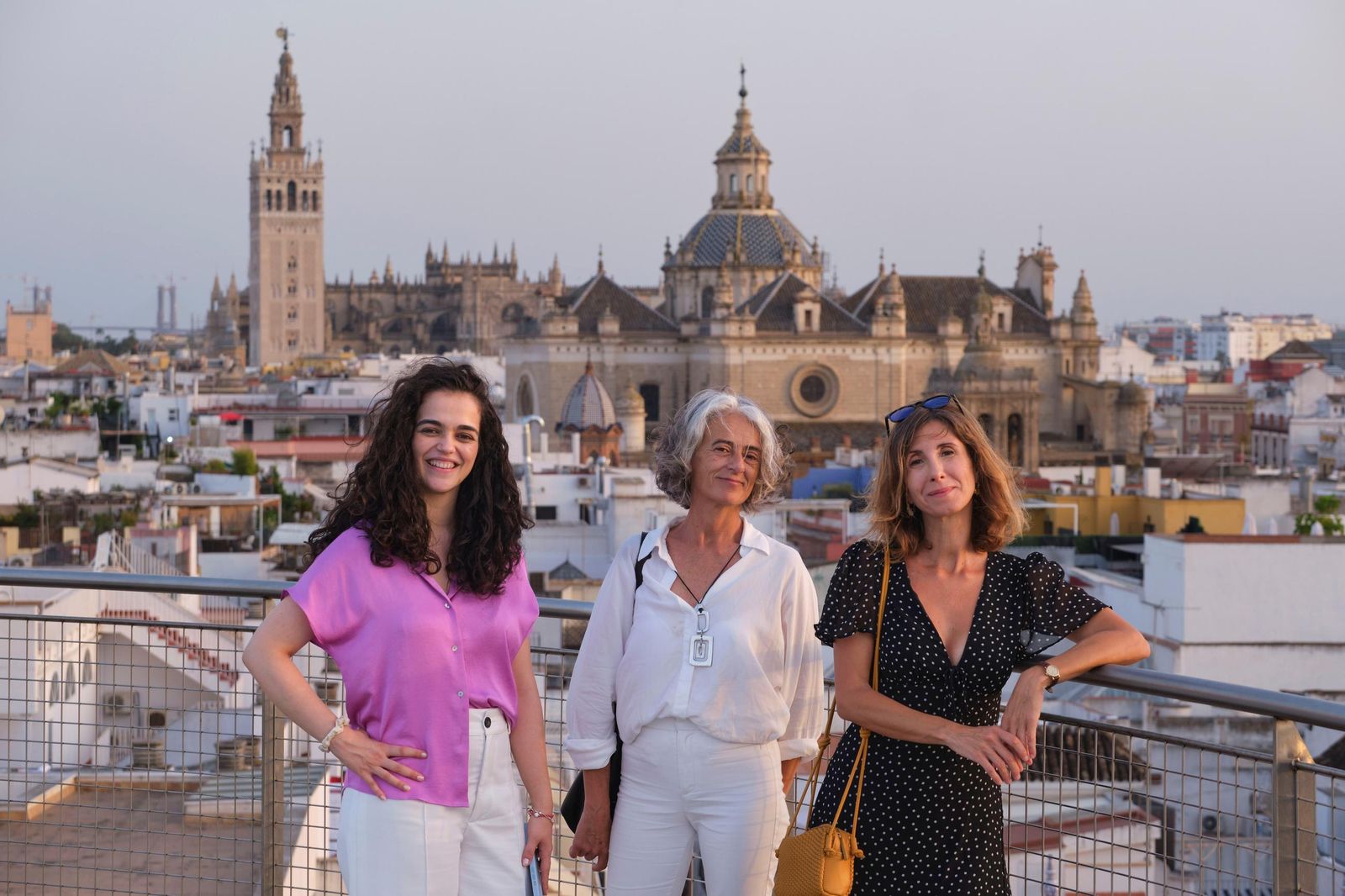 Las arquitectas Nuria Canivell y Verónica Bueno, con Mar Murube en la terraza del hotel Abba.