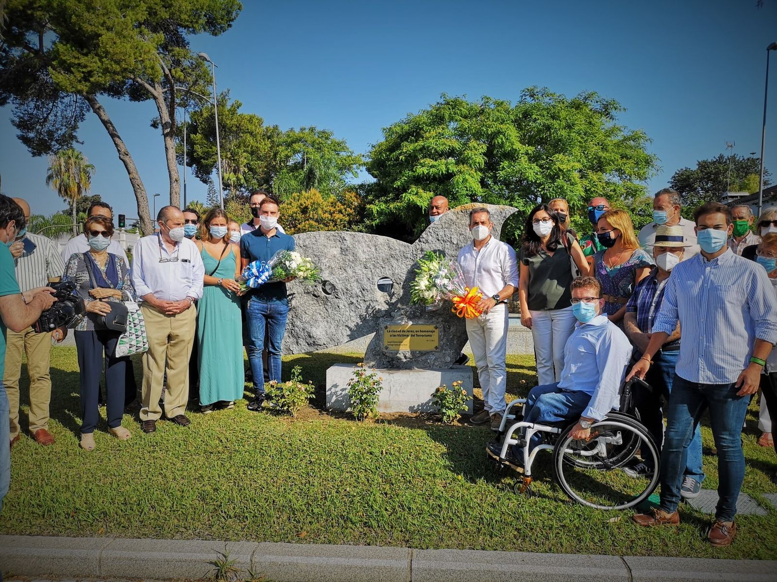 Imagen del homenaje celebrado en el monumento a las víctimas del terrorismo junto a la Plaza del Caballo.