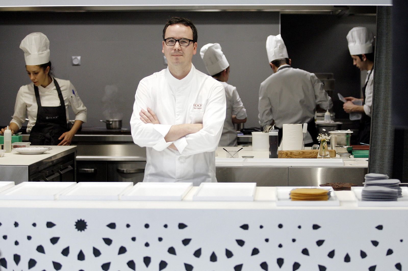 Paco Morales en el interior del restaurante Noor.