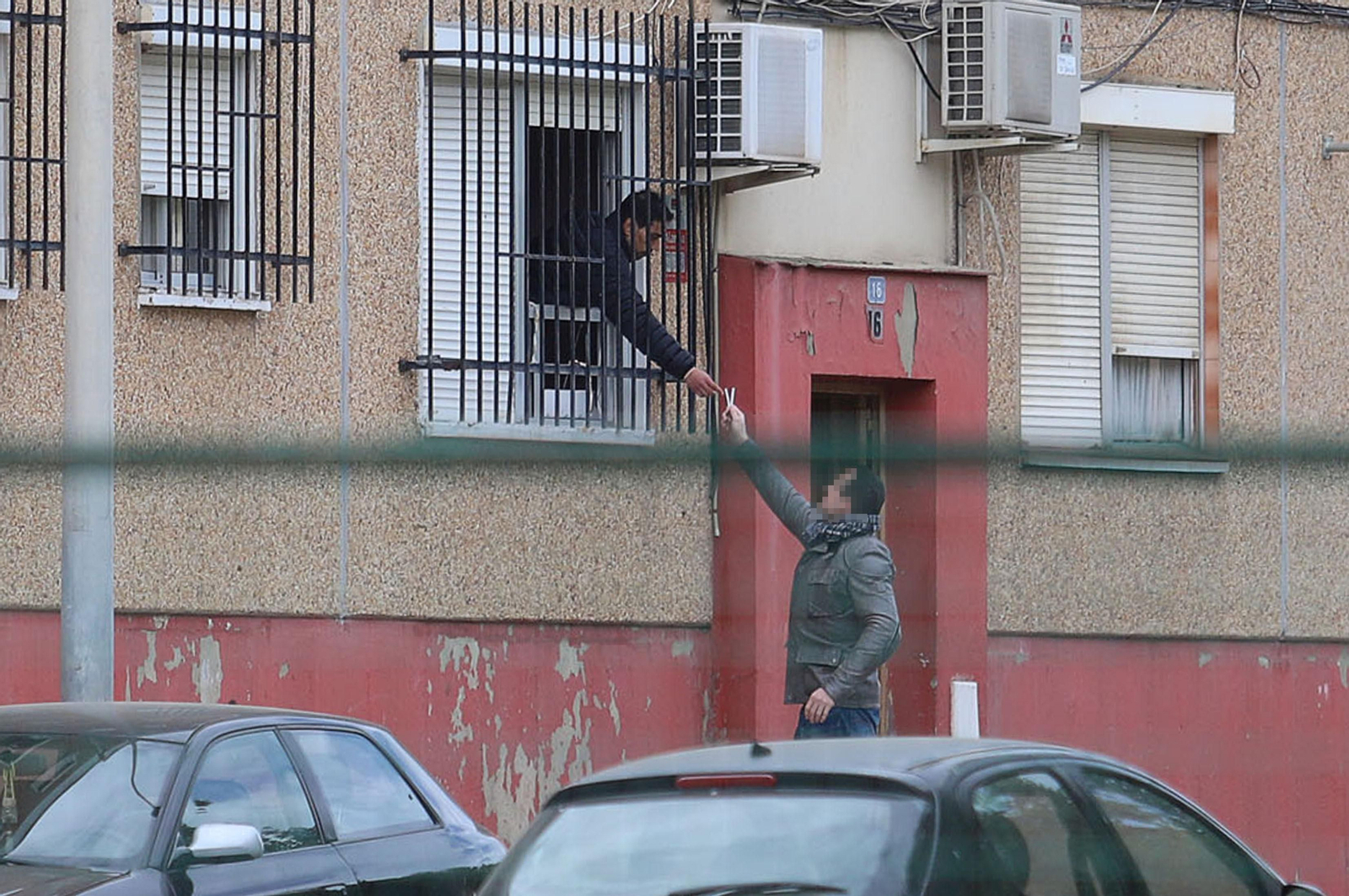 Imágenes del atrincherado que amenazaba con hacer estallar una bombona en el Torrejón, Huelva