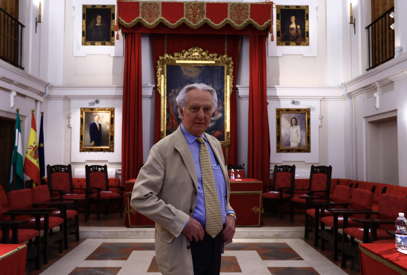 El presidente de la Real Academia de Medicina de Sevilla, Carlos Infantes, en la sede de la institución.