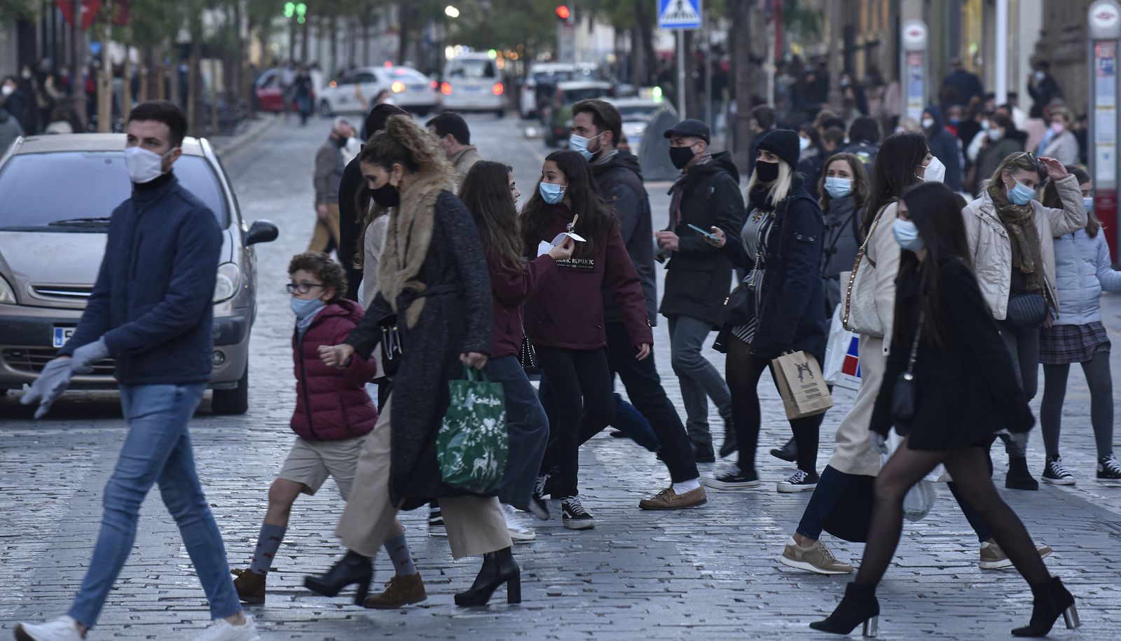 Sábado de ambiente, y encendido de luces de Navidad en Sevilla