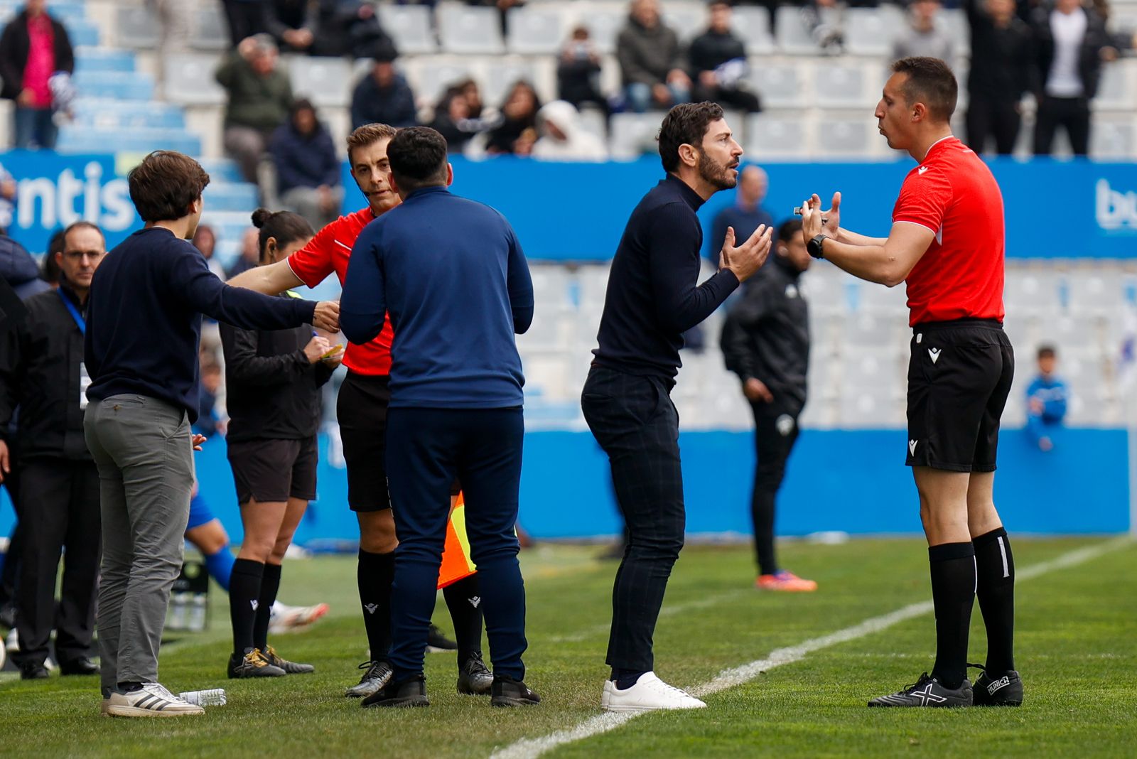 Javi Vázquez pide explicaciones al árbitro.