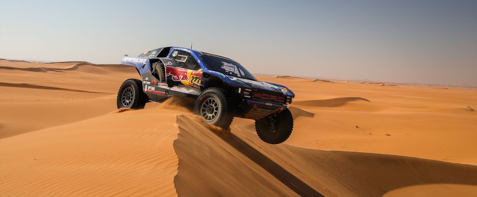 Nani Roma, nuevo líder en coches, supera una duna en la novena etapa.