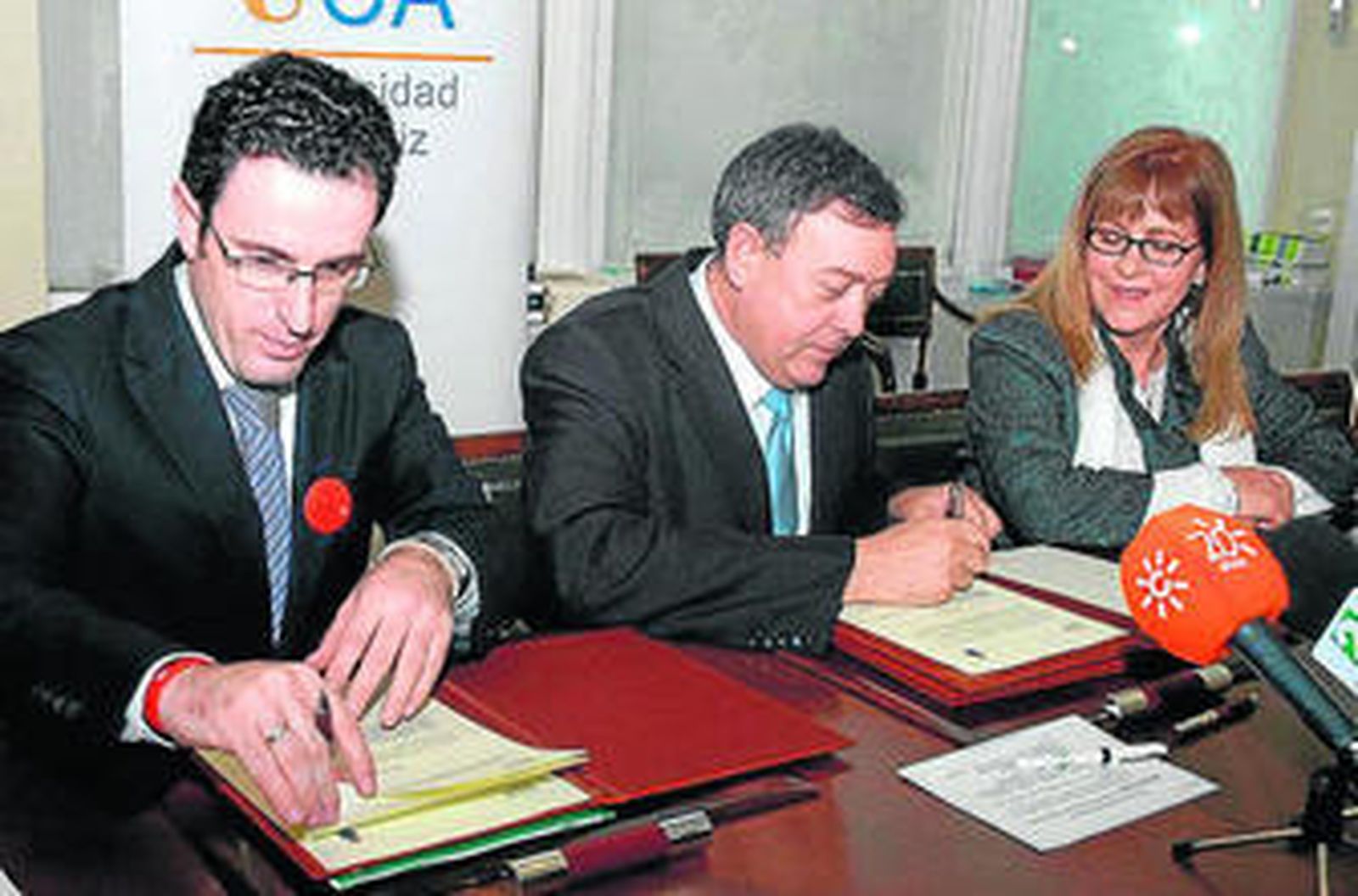 Francisco Perujo, Diego Sales y Yolanda Peinado, en la firma, ayer.