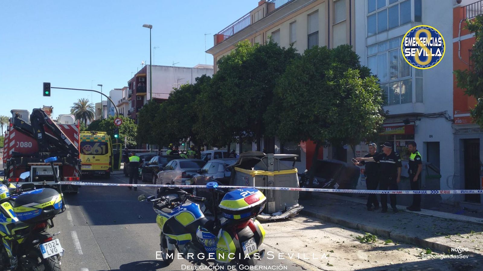 Llegada de los Bomberos para retirar la furgoneta de la acera.