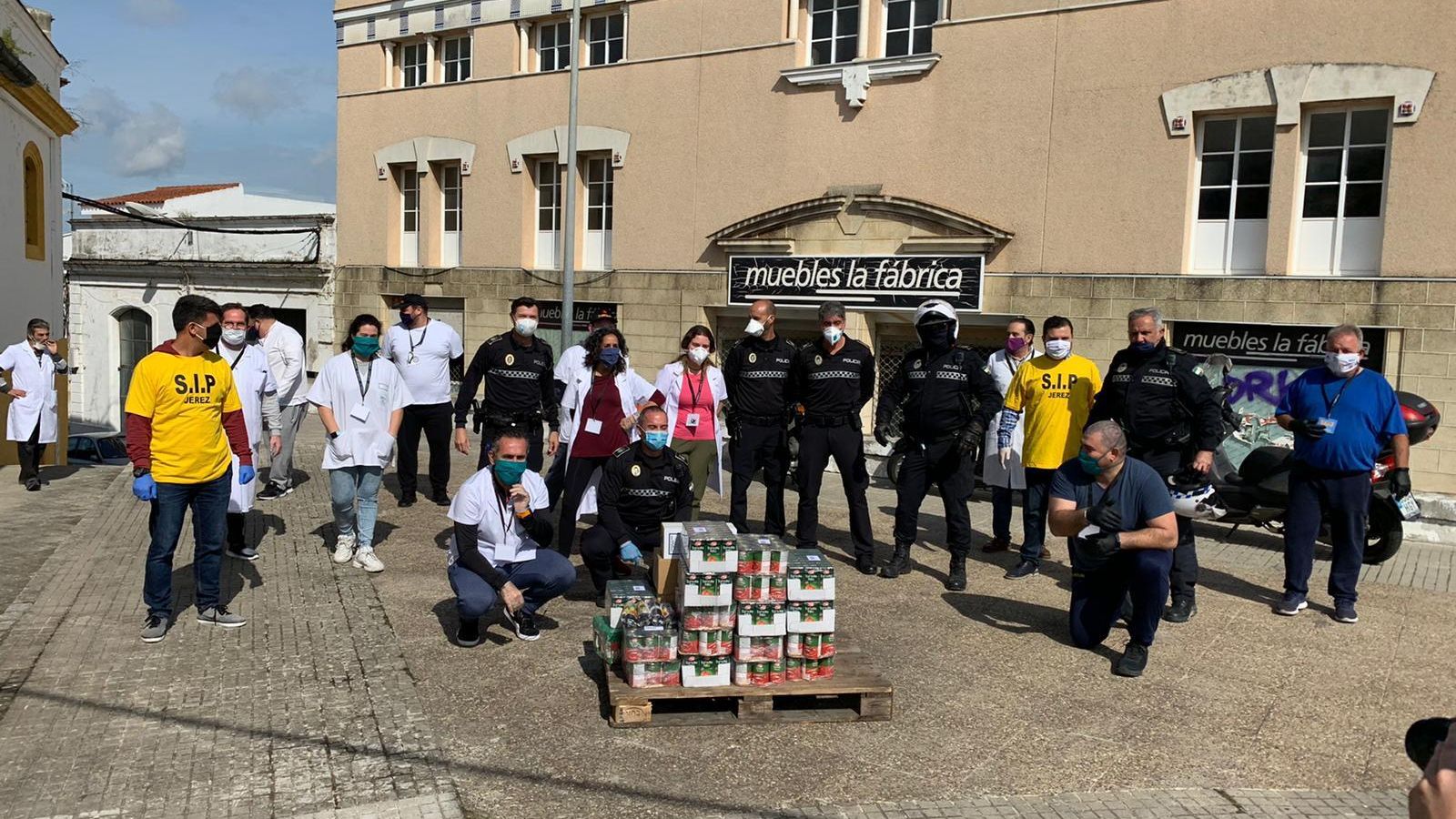 Donación de la Policía Local a 'Costaleros por los Mayores'.