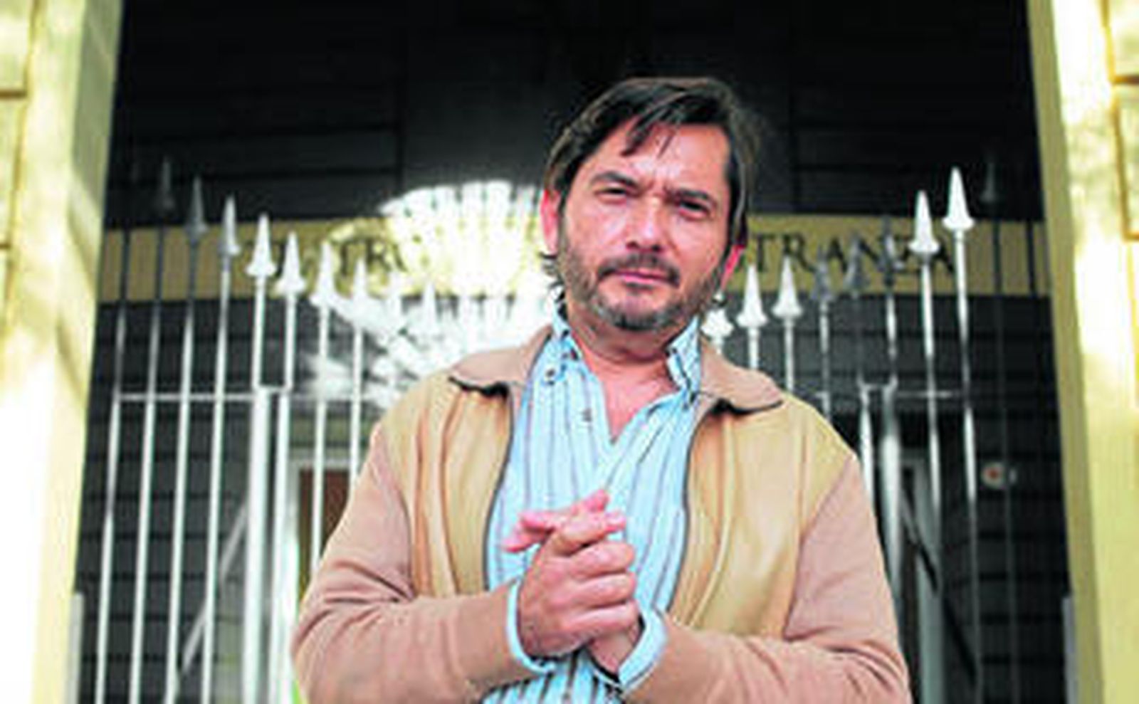 José María Gallardo del Rey (Sevilla, 1961), ayer momentos antes de la entrevista, en el exterior del Teatro de la Maestranza.