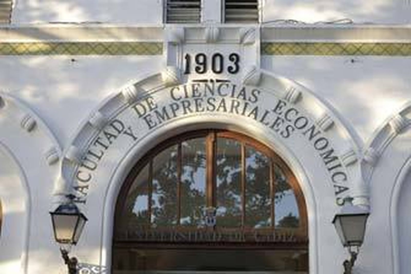 Fachada de la Facultad de Empresariales, antiguo Hospital de Mora. /Julio González