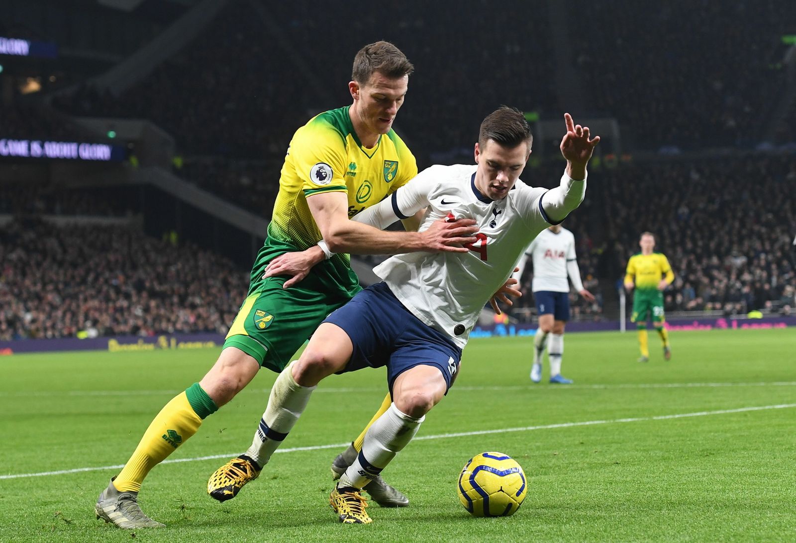Lo Celso protege el balón ante Zimmemann, del Norwich.