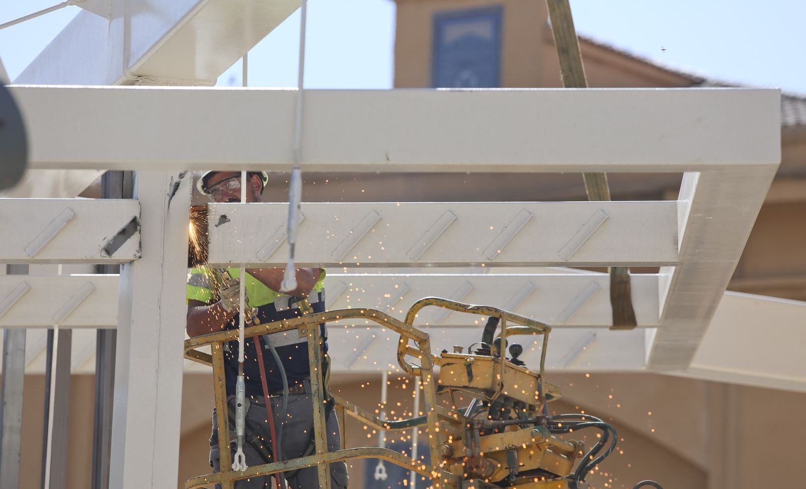 La retirada de la polémica pérgola de Santo Domingo, en fotos