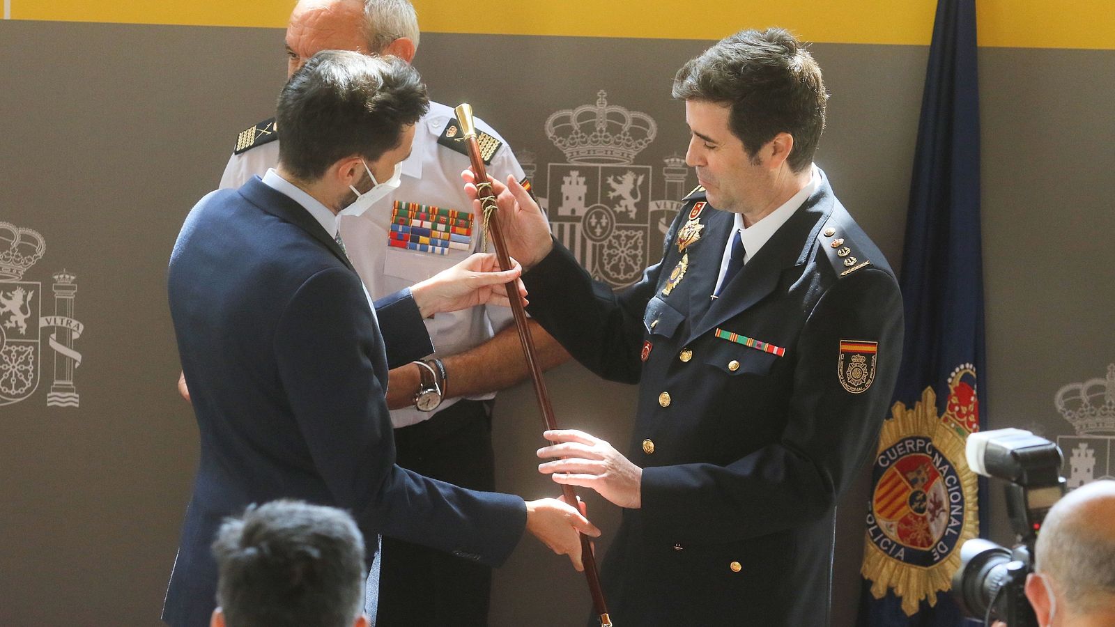 Carlos Serra recibe el bastón de mando.