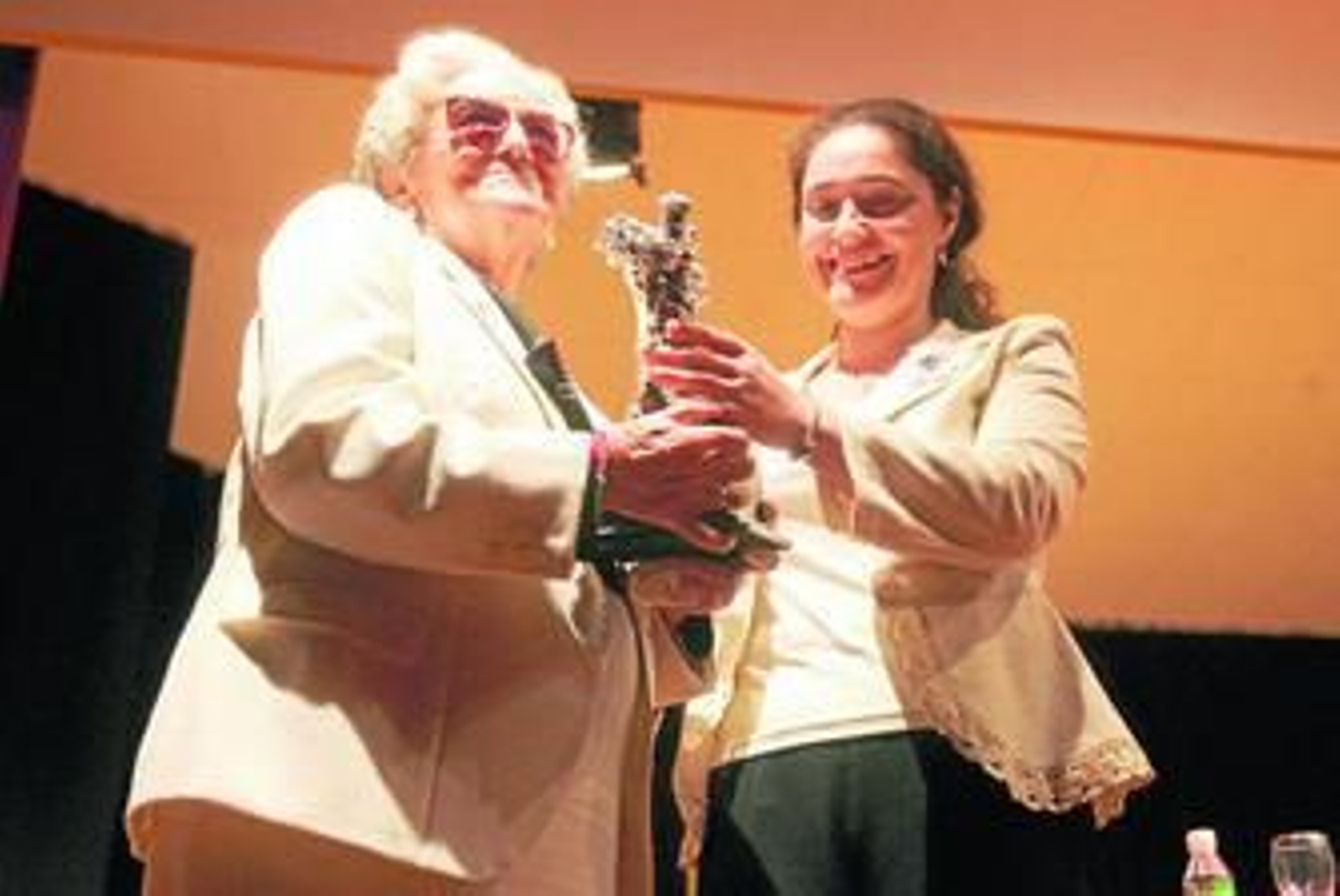 Inmaculada Nieto entrega el Especial de Pura Cepa a María Dolores García Gamba, ayer en el salón de actos de la ONCE.