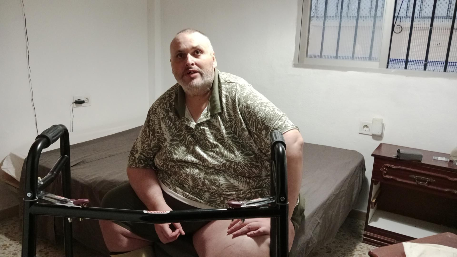 José María Fernández, en su casa de San Fernando tras recibir el alta después de un año ingresado