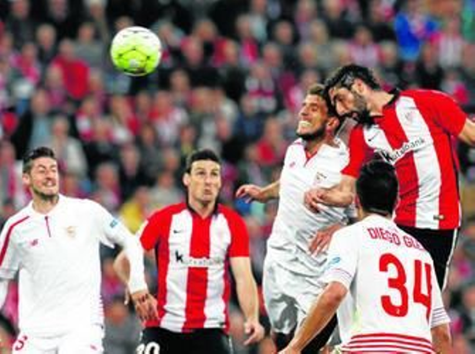 Raúl García salta más que Carriço y cabecea un balón que acabaría en la portería de Sergio Rico: 3-1.