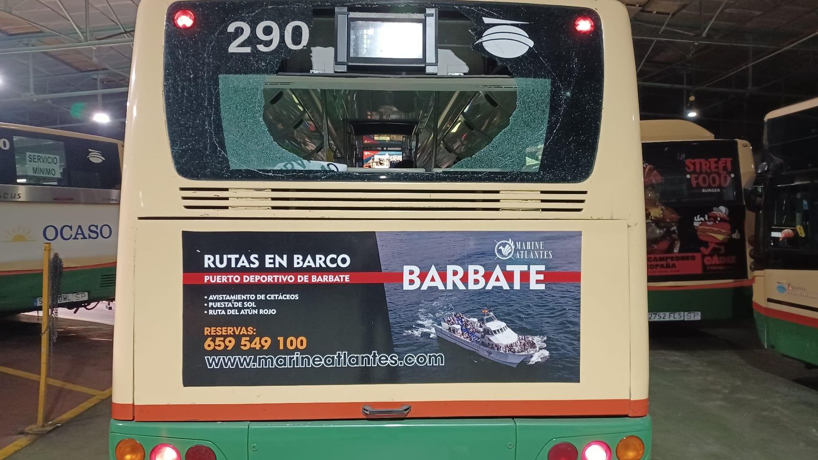 Otro de los autobuses atacados.