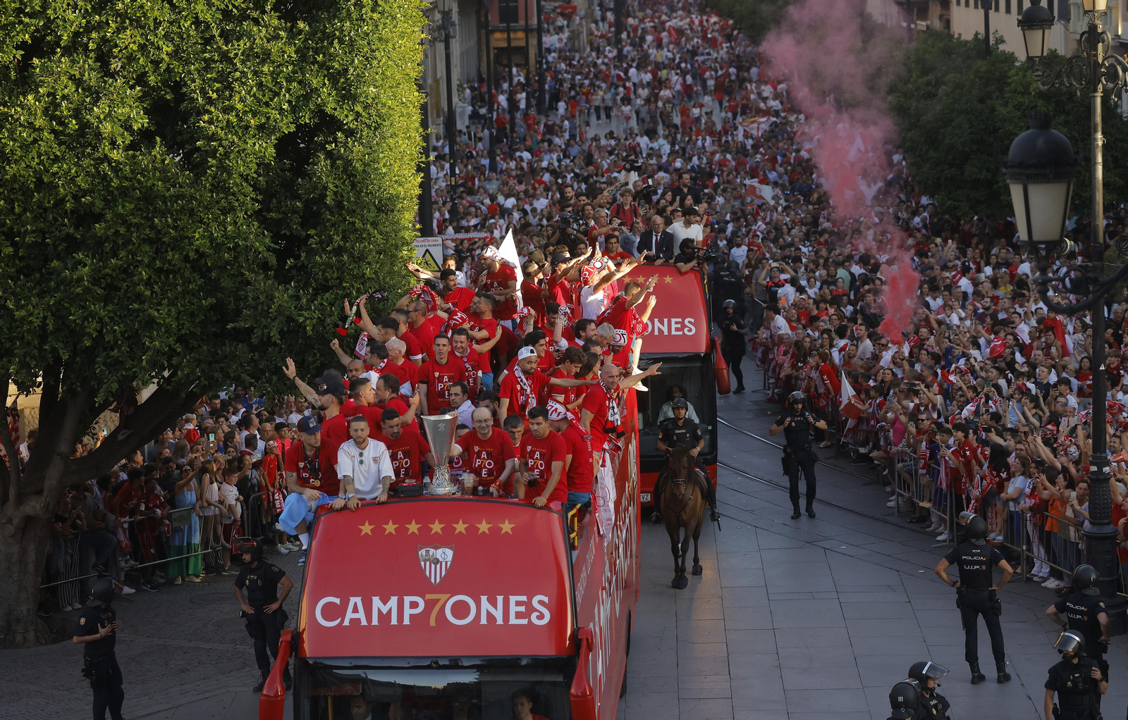 Las imágenes del Sevilla fc por las calles de Sevilla como campeón de la Europa League