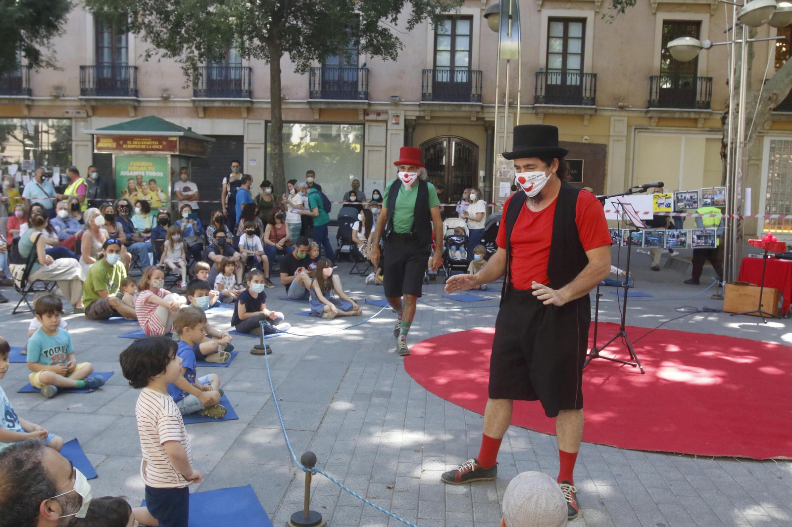 Espectáculo 'La vida es un circo' durante el aniversario del 15M.