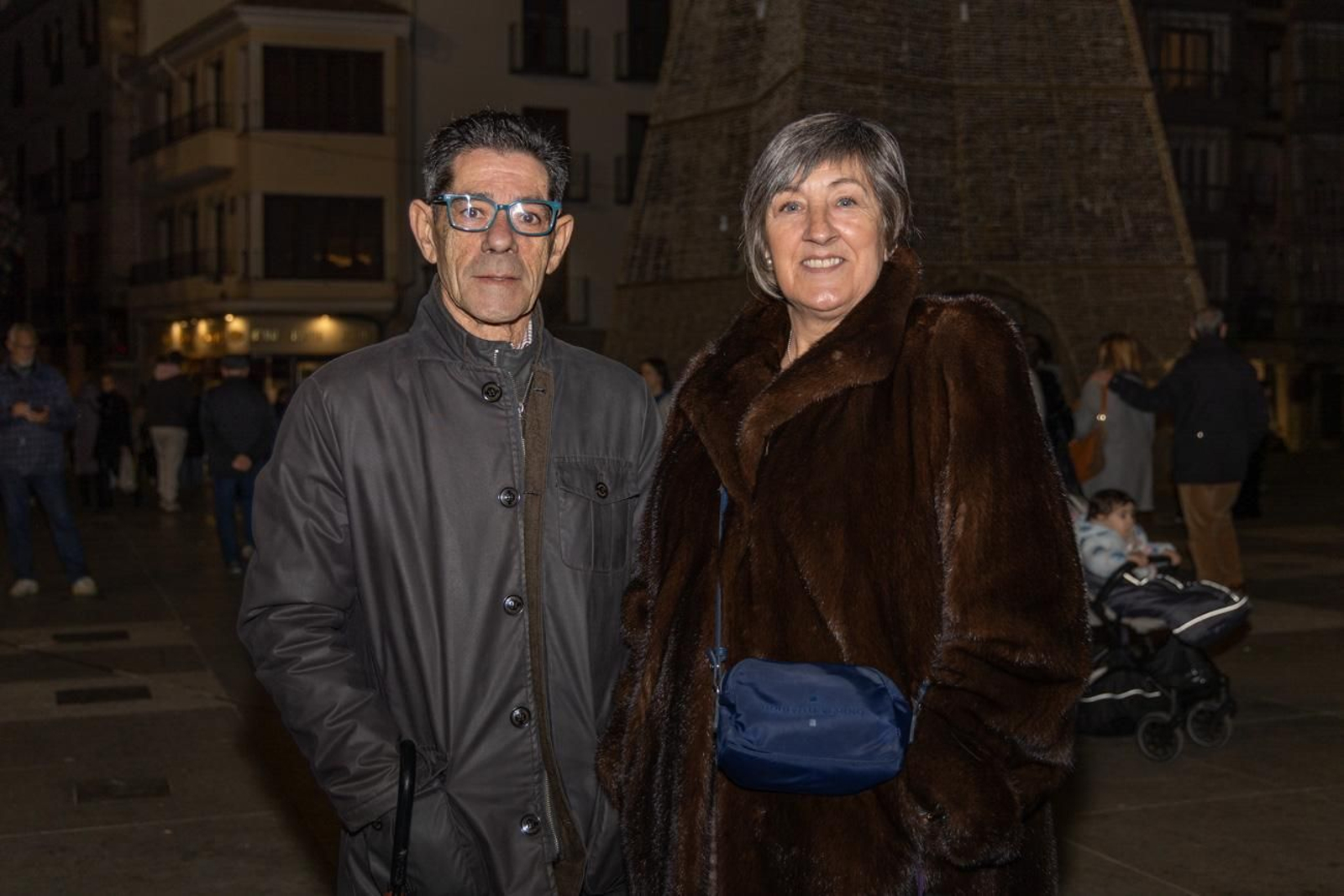 Los jiennenses disfrutan del centro de la ciudad, rodeados de un ambiente navideño