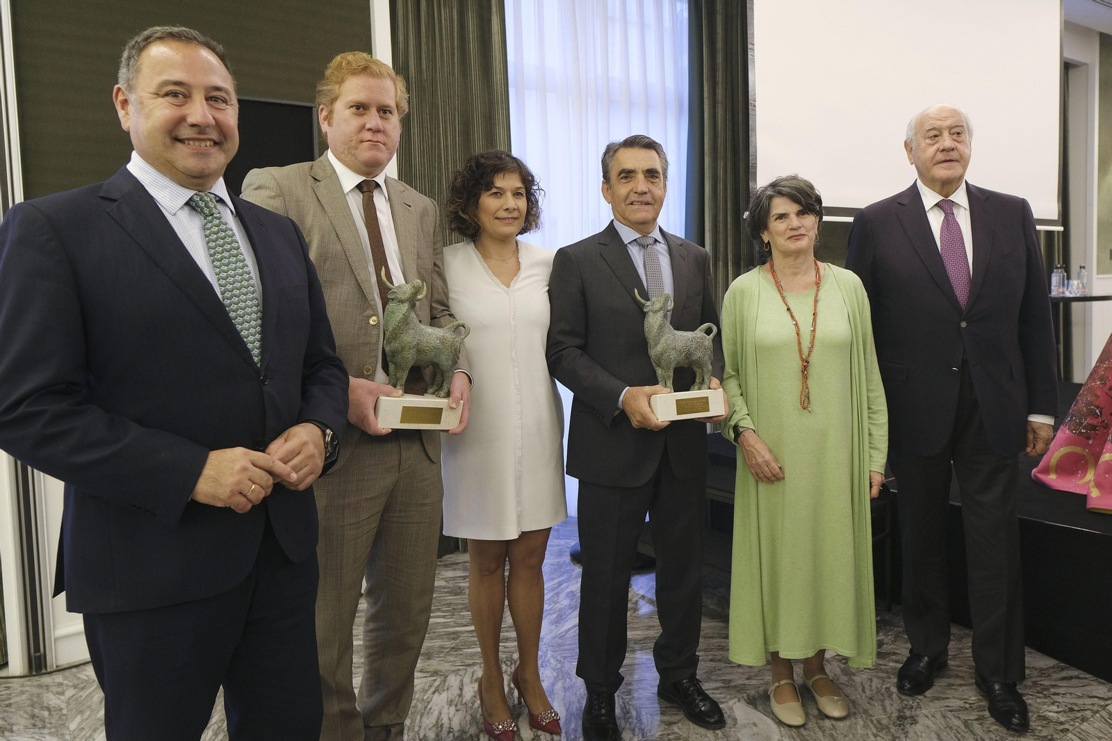 Foto de familia de los protagonistas del acto de este lunes en hotel Colón, donde el gran ausente fue Morante de La Puebla.