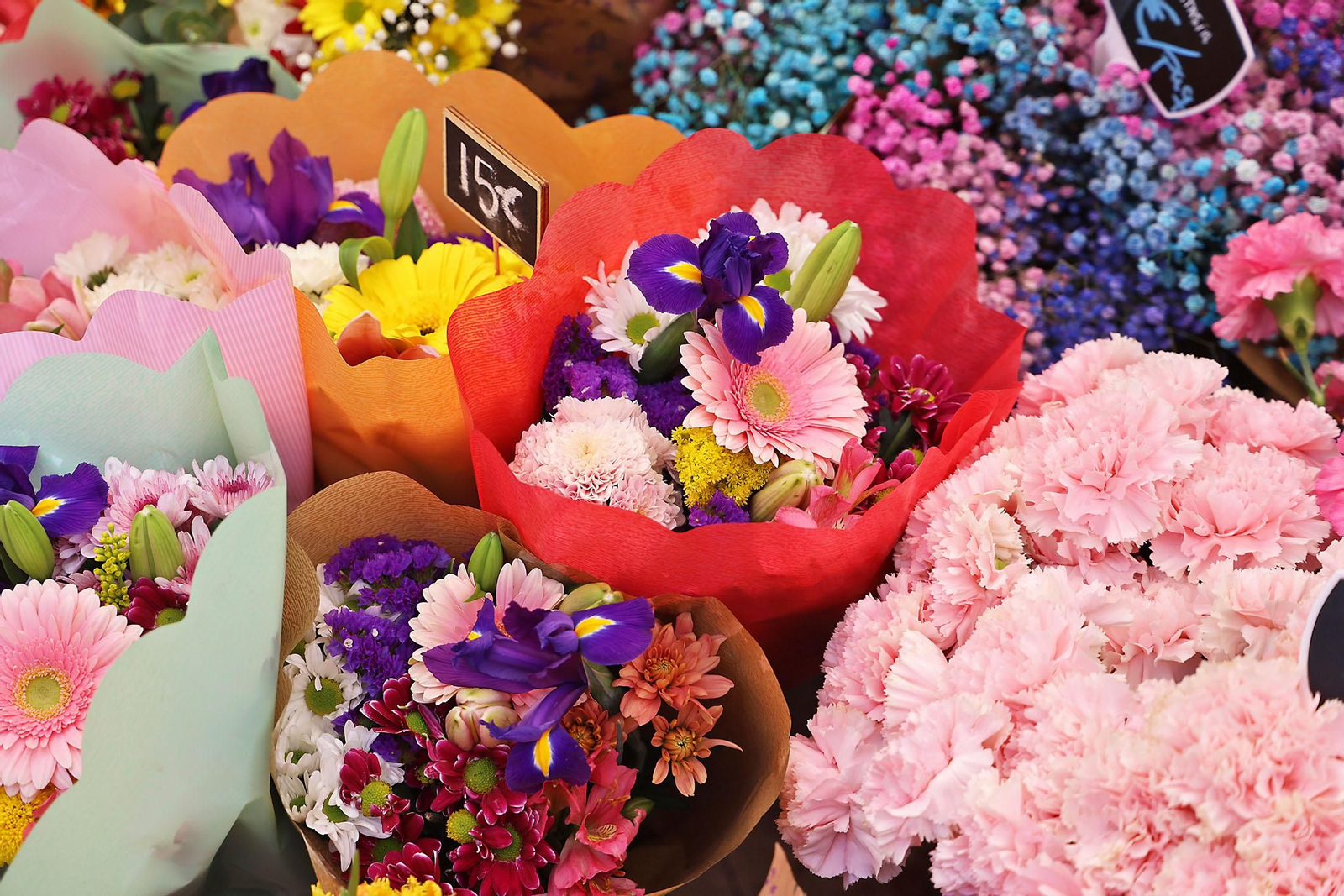 Imágenes del mercado floral ubicado en la Plaza de las Monjas de Huelva