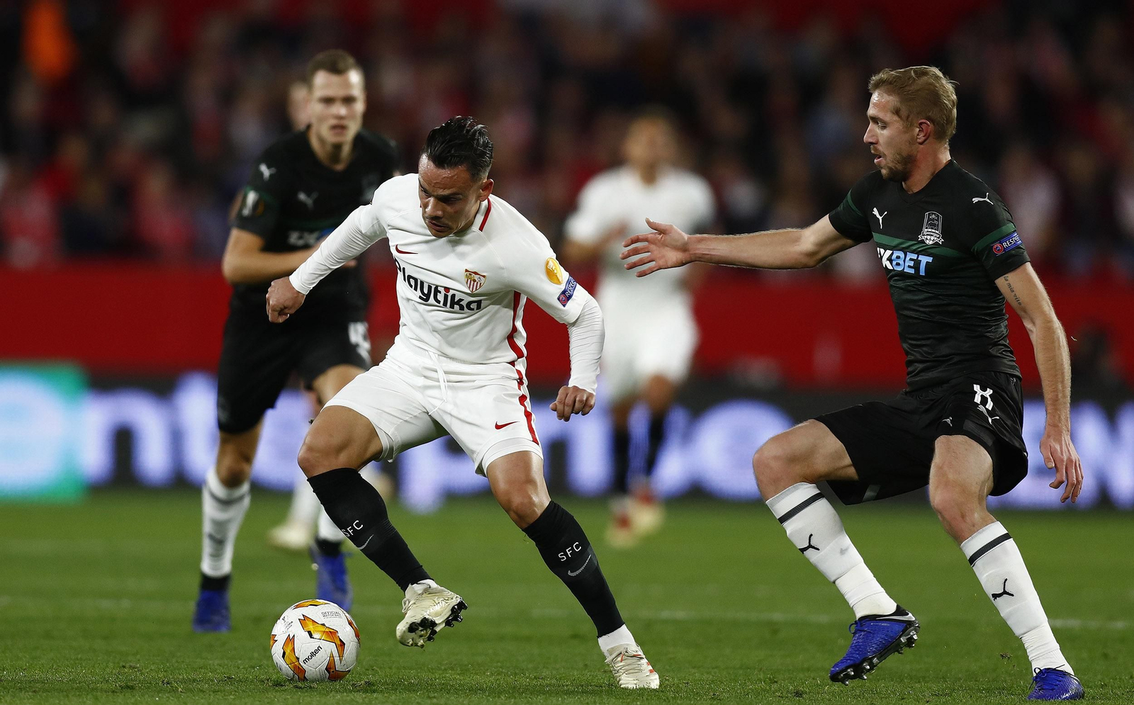 Roque Mesa se zafa del acoso de Gozinsky.