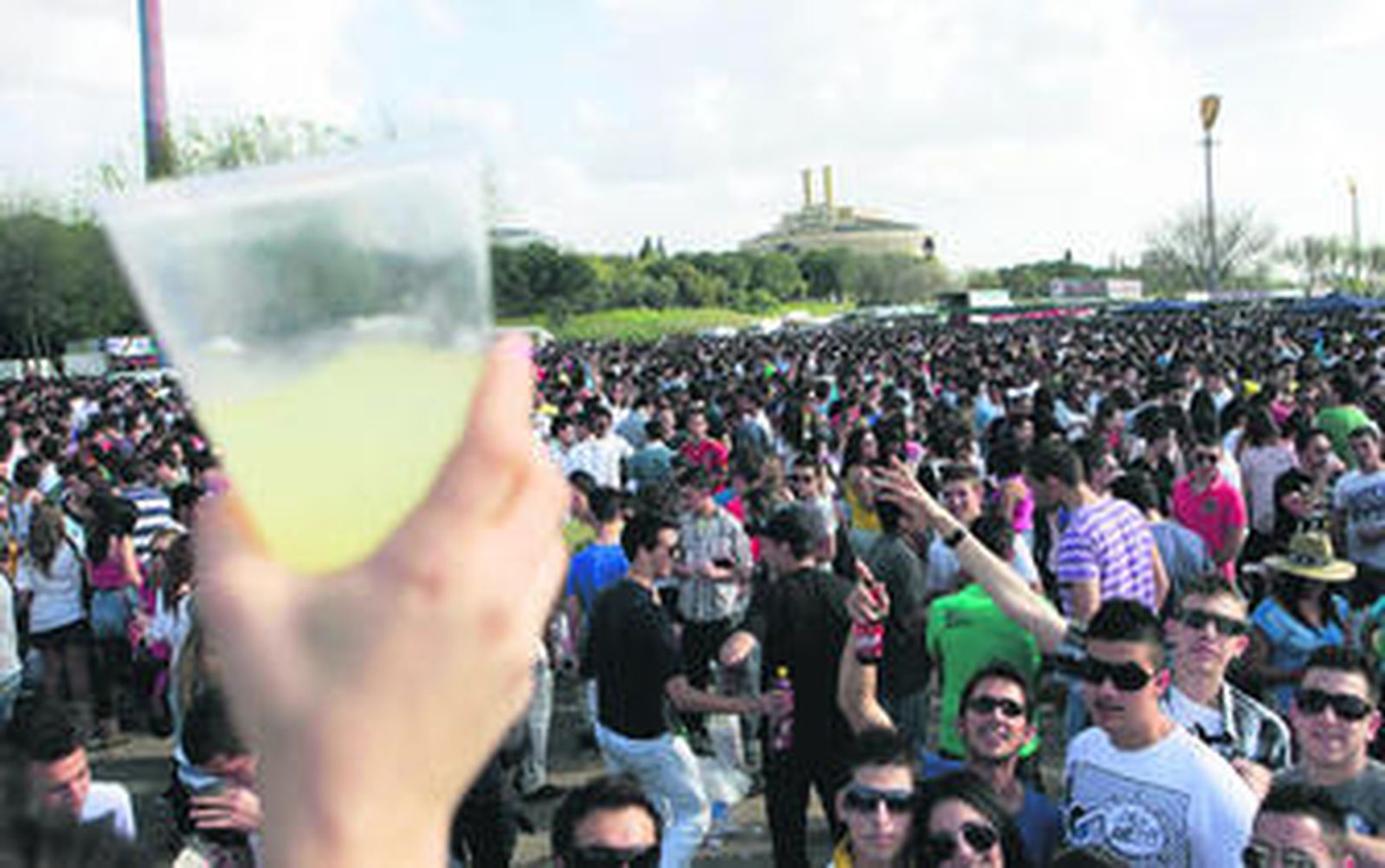Una multitud de jóvenes bebe en el Charco de la Pava a primera hora de la tarde del viernes.