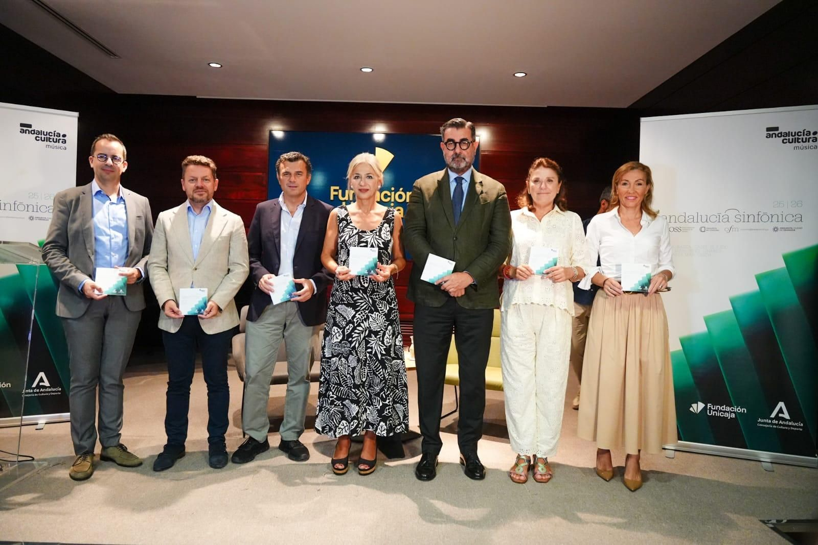 La consejera de Cultura y Deporte, Patricia del Pozo y el director de Actividades Culturales de la Fundación Unicaja, José María Luna en la presentación de Andalucía Sinfónica.