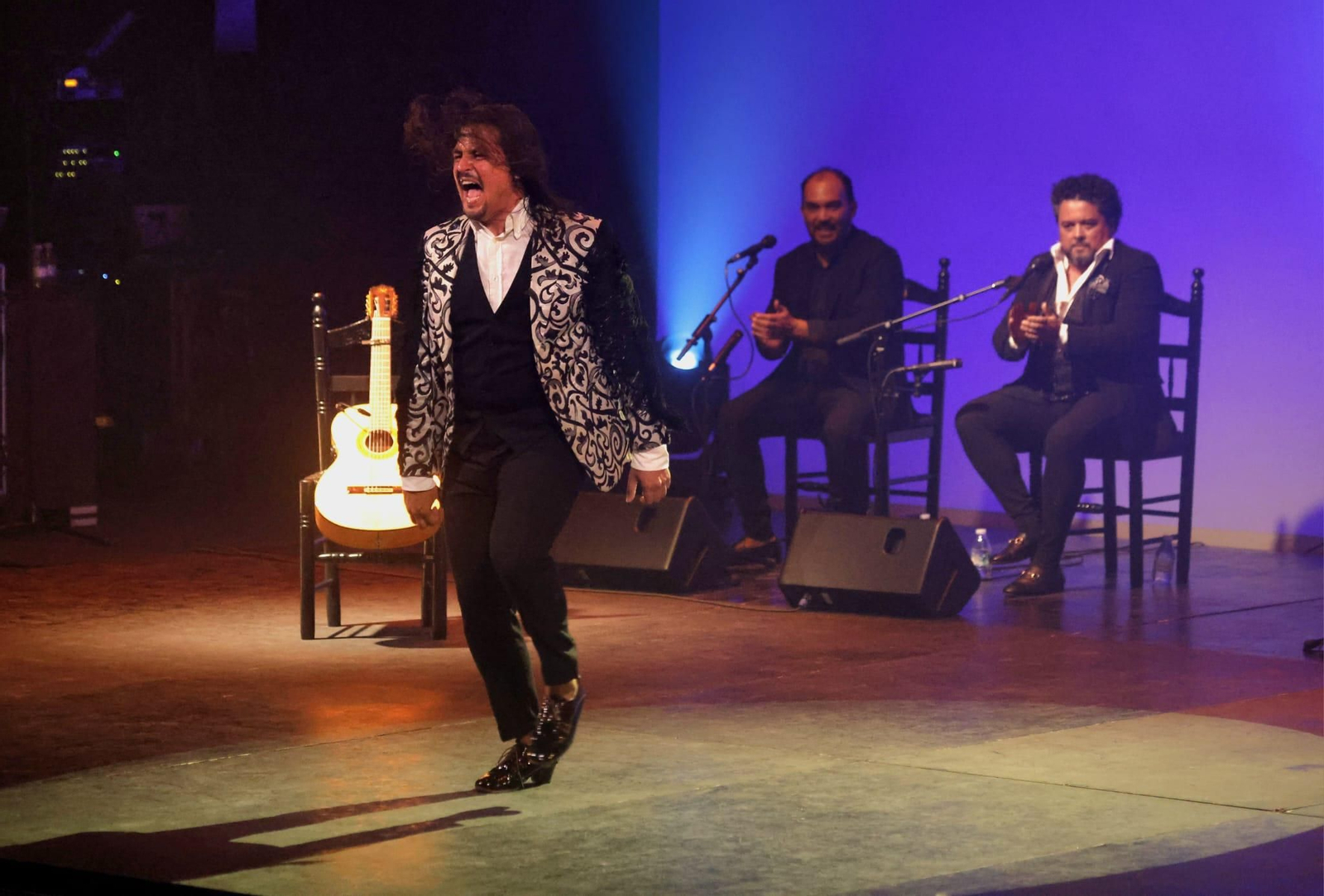El Farru grita, con la guitarra y los cantaores Antonio Villar y Rafael de Utrera al fondo El Farru grita, con la guitarra y los cantaores Antonio Villar y Rafael de Utrera al fondo