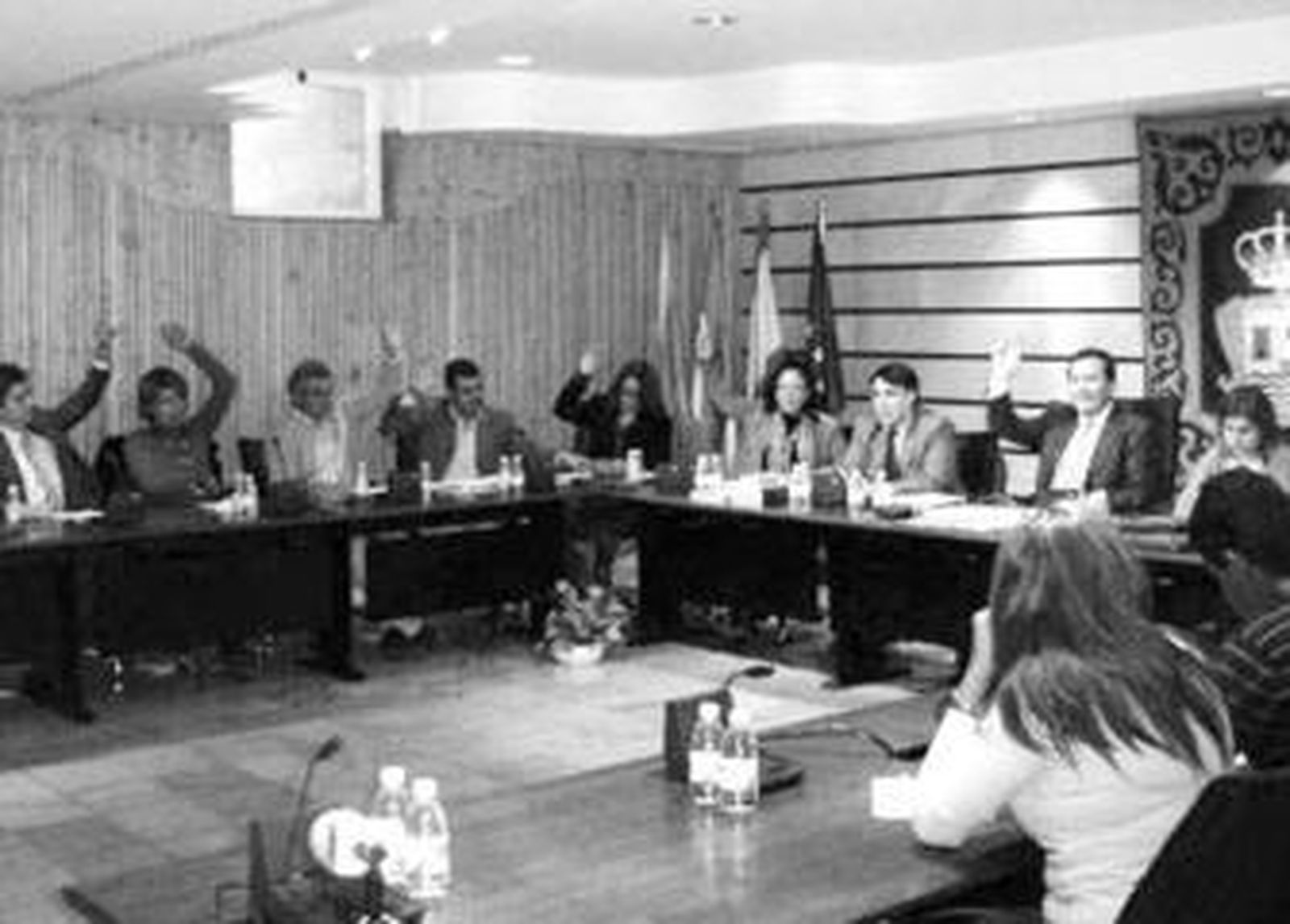 Los concejales de Punta Umbría reunidos en Pleno, bajo la Presidencia de Gonzalo Rodríguez.