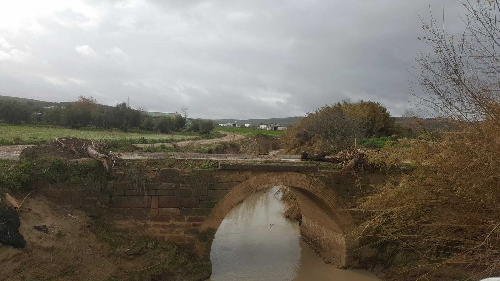 Daños en el puente sobre el arroyo Cañetejo, en Villa del Río.