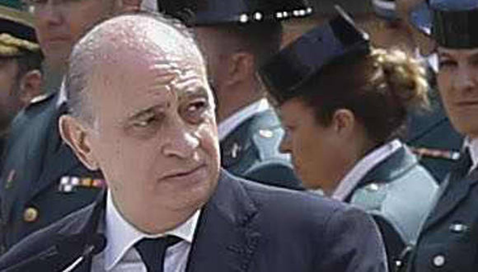 Interior condecora a los guardias civiles de Melilla absueltos de maltrato a un inmigrante en la valla