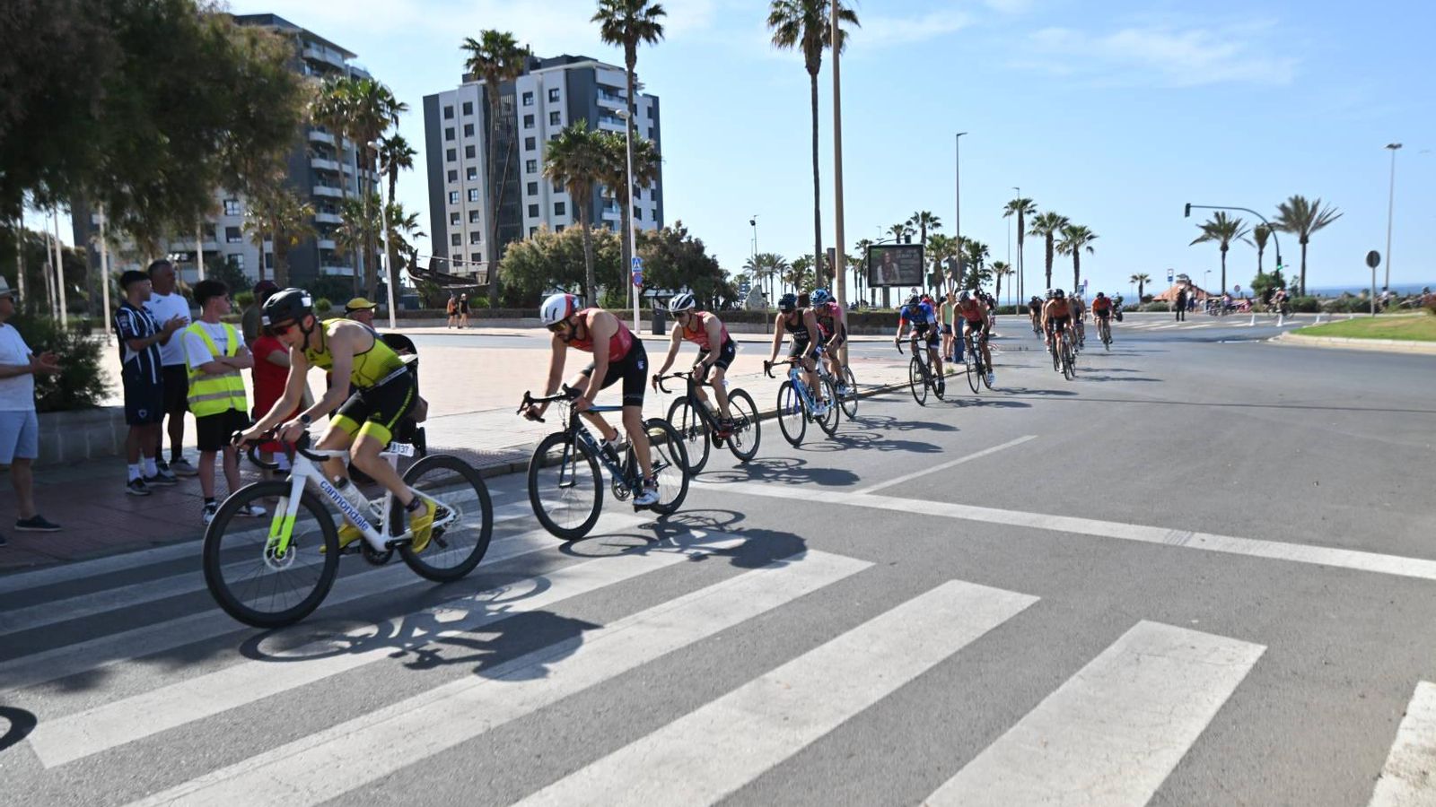 Los participantes en el XVIII Triatlón Ciudad de Almería Jairo Ruiz durante el tramo de ciclismo.