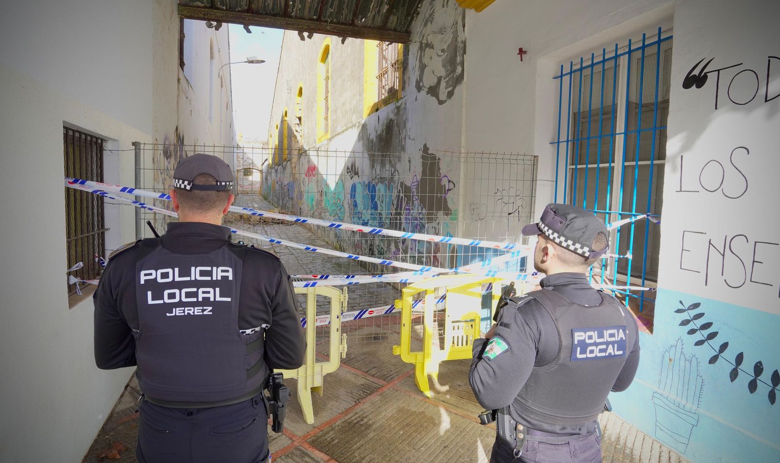 Parte del inmueble que se ha desprendido junto al colegio Gloria Fuertes.