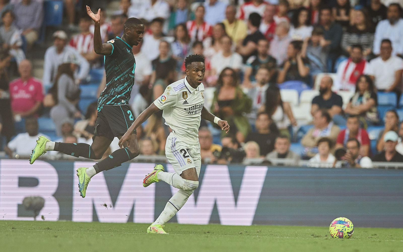 Mendes intenta frenar a Vinicius en la visita al Bernabéu del curso pasado