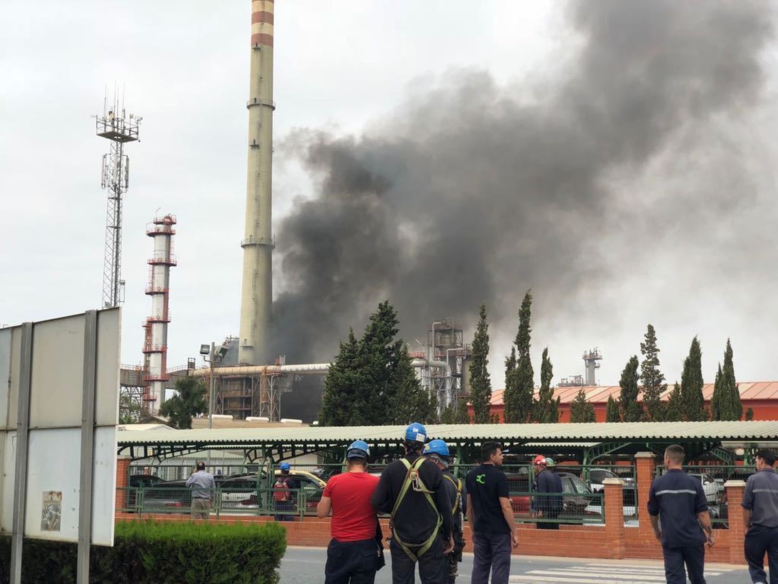 Humareda provocada por el incendio en la refinería La Rábida de Cepsa, ayer.