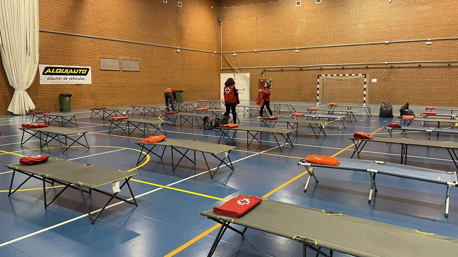 El pabellón Paquillo Fernández, como albergue de urgencia para personas sin hogar.