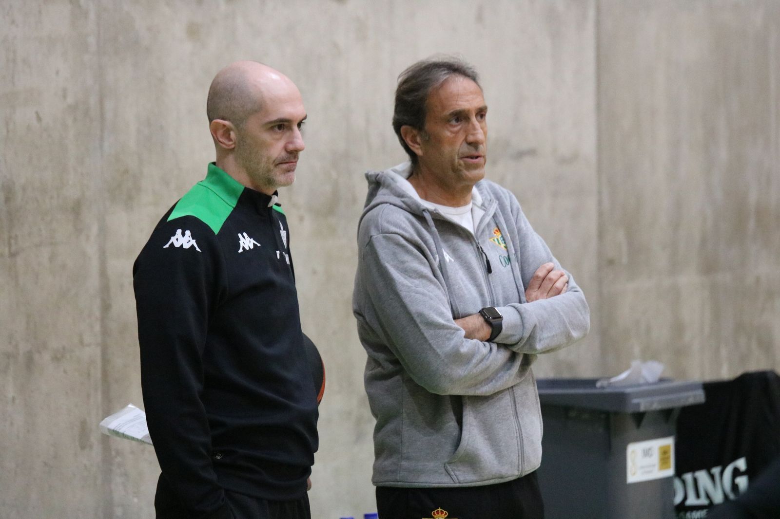 Luis Casimiro sigue uno de los entrenamientos de esta semana junto a Javier Carrasco.