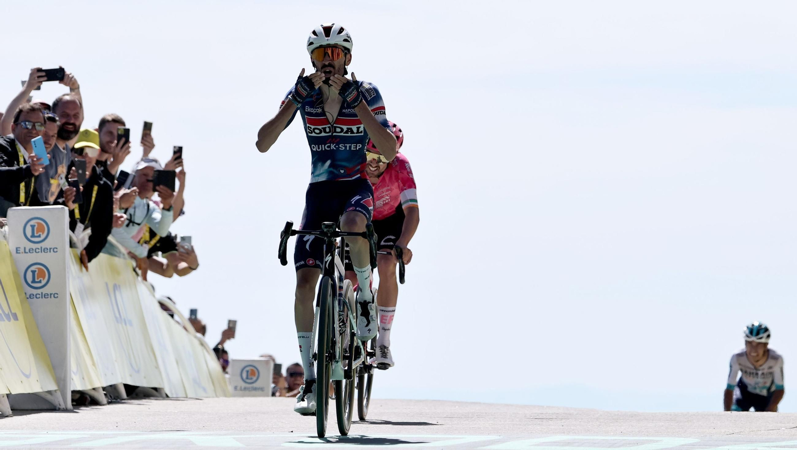 El francés Valentin Paret Peintre (Soudal Quick Step) corona el Mont Ventoux.
