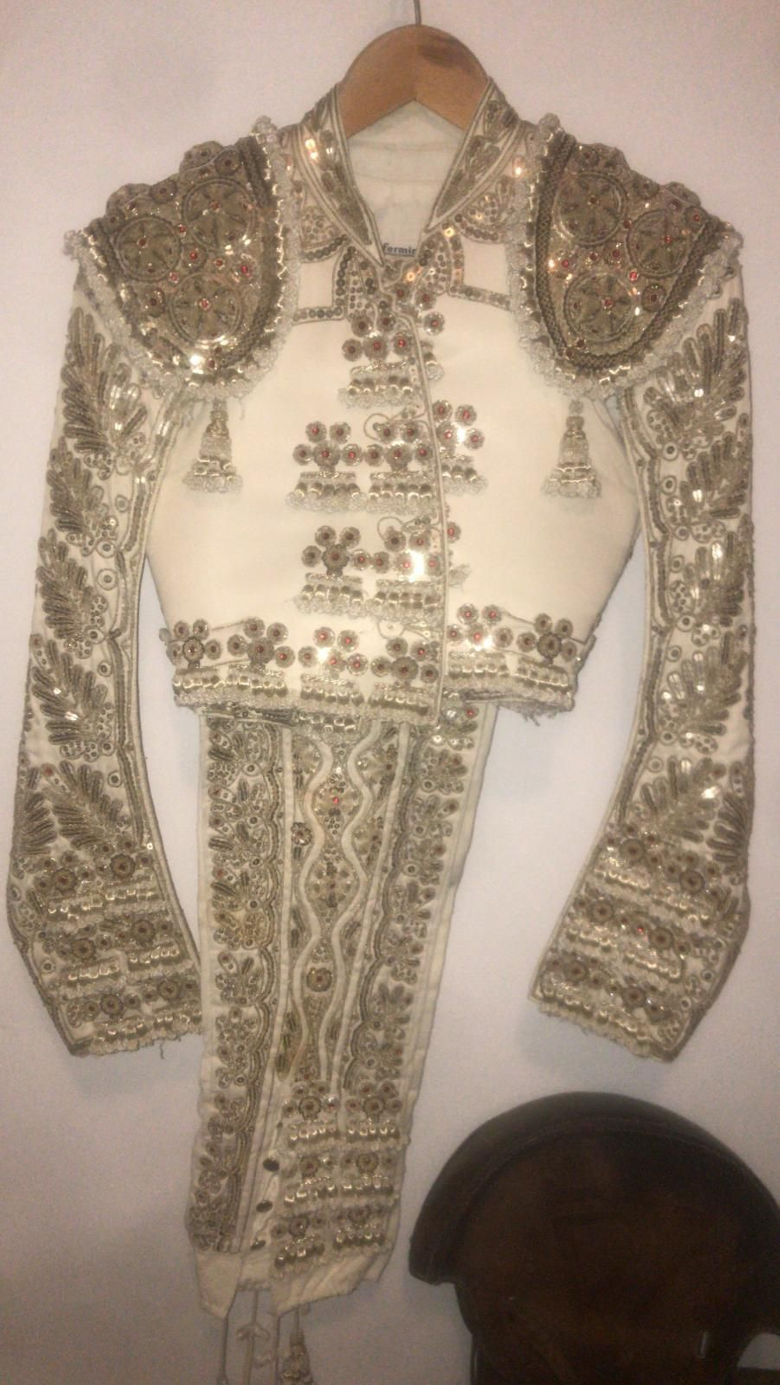 Traje de luces que vistieron los hermanos Esplá los días de sus alternativas.