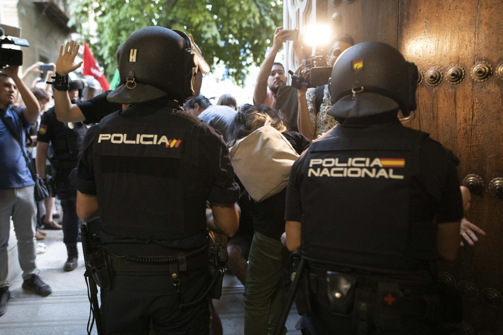 Altercados en la conferencia de Macarena Olona en Granada