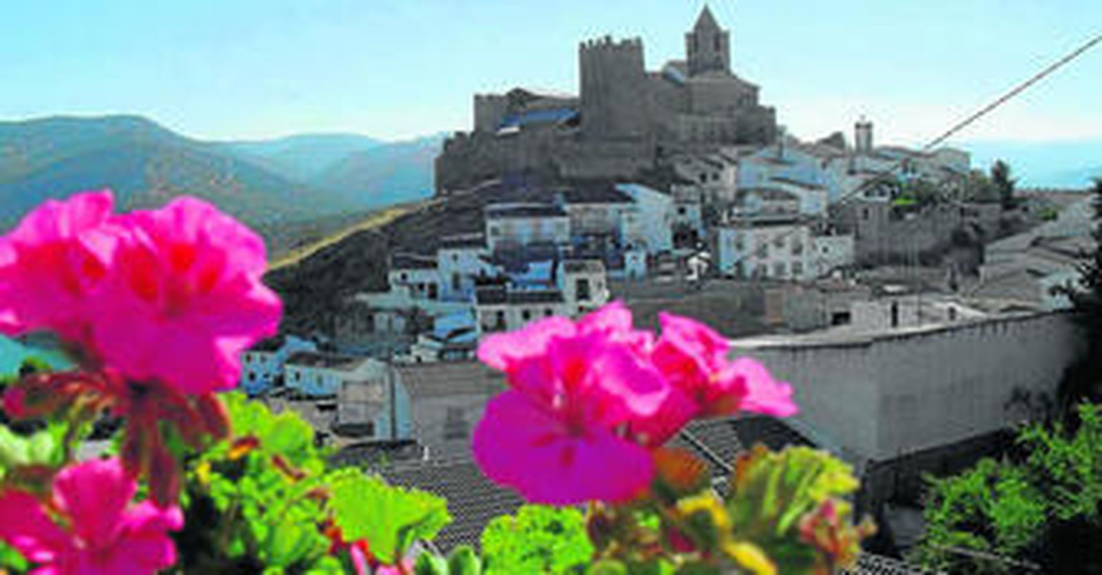 Vistas del castillo de Iznájar, históricamente conocido como Hisn Ashar.